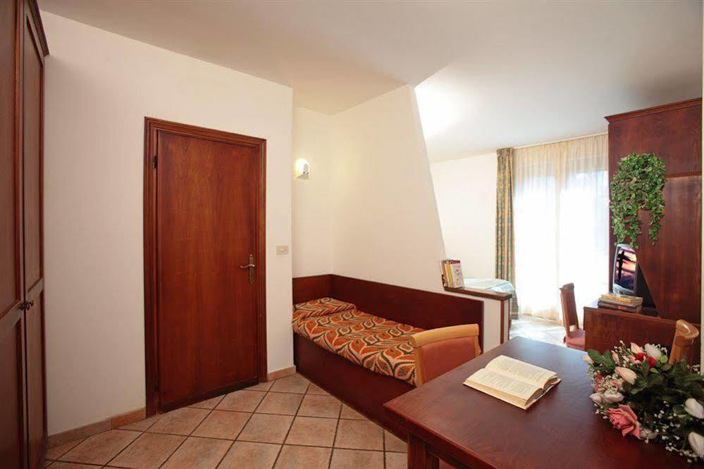 Tris Hotel Орбетелло Экстерьер фото