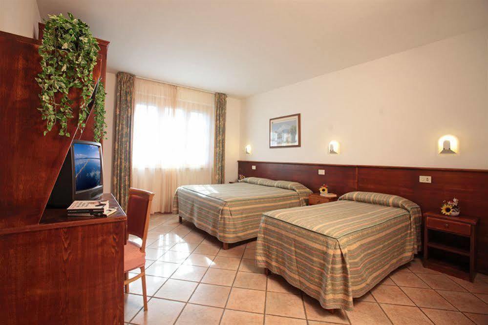Tris Hotel Орбетелло Экстерьер фото